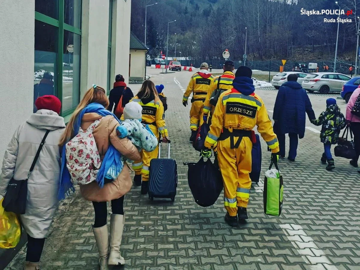 Policjant z Rudy Śląskiej po służbie pomaga uchodźcom