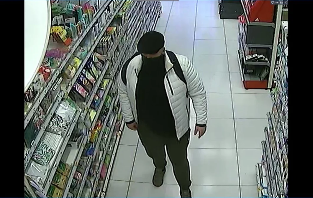 Ruda Śląska: Policja poszukuje sprawców kradzieży artykułów kosmetycznych