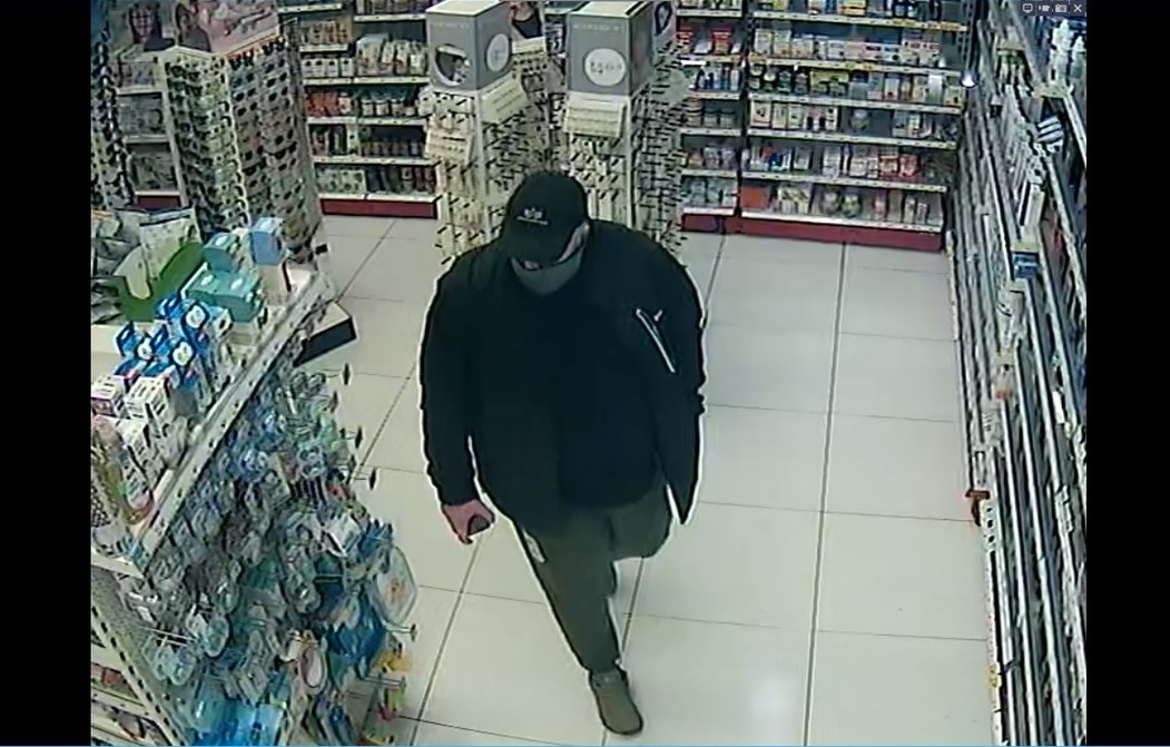 Ruda Śląska: Policja poszukuje sprawców kradzieży artykułów kosmetycznych