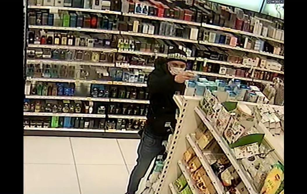Ruda Śląska: Policja poszukuje sprawców kradzieży artykułów kosmetycznych