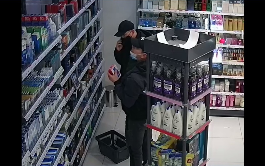 Ruda Śląska: Policja poszukuje sprawców kradzieży artykułów kosmetycznych