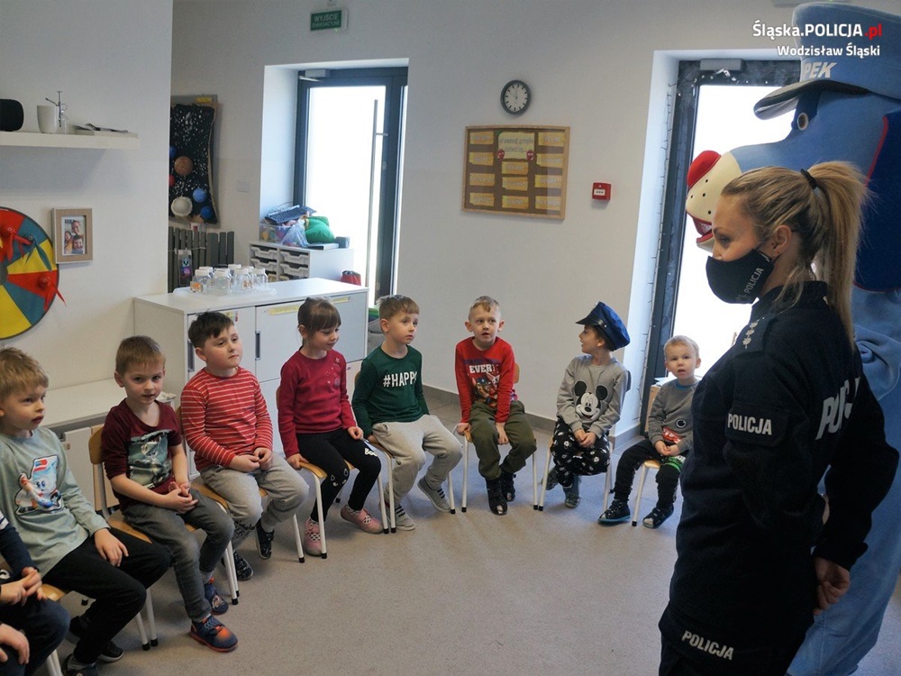 Spotkanie z policjantką i Sznupkiem w przedszkolu terapeutycznym w Radlinie