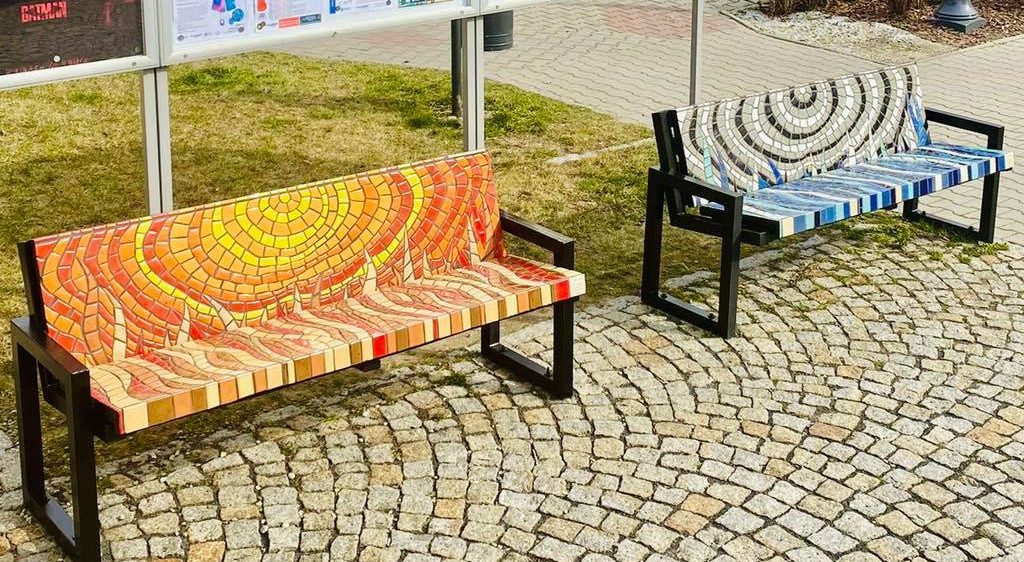 Ławeczki z mozaiką stanęły przy WCK