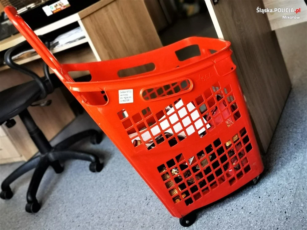 Dzielnicowy po zakończonej służbie zatrzymał złodziei