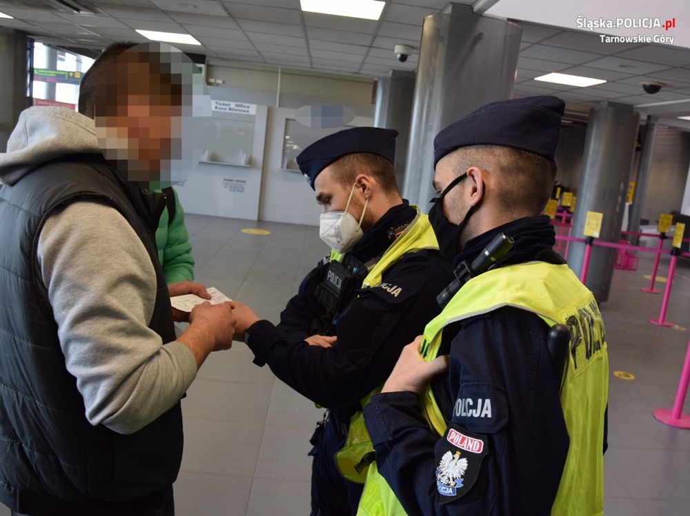 Współpraca służb mundurowych na rzecz uchodźców