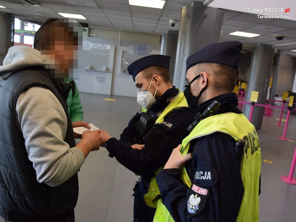 Współpraca służb mundurowych na rzecz uchodźców
