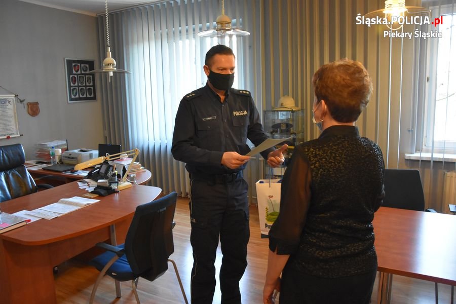 Znalezione portfele przynieśli do komendy