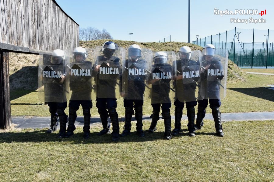 Ćwiczenia piekarskich policjantów