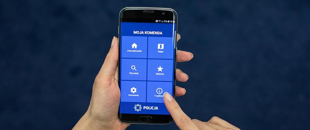 Policjanci zachęcają do skorzystania z aplikacji "Moja Komenda"