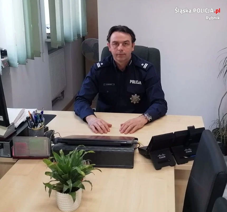 Komendant komisariatu i kryminalny na wolnym zatrzymali sklepowych złodziei