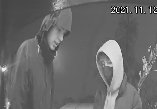 Policja poszukuje dwóch mężczyzn. Poznajesz ich?