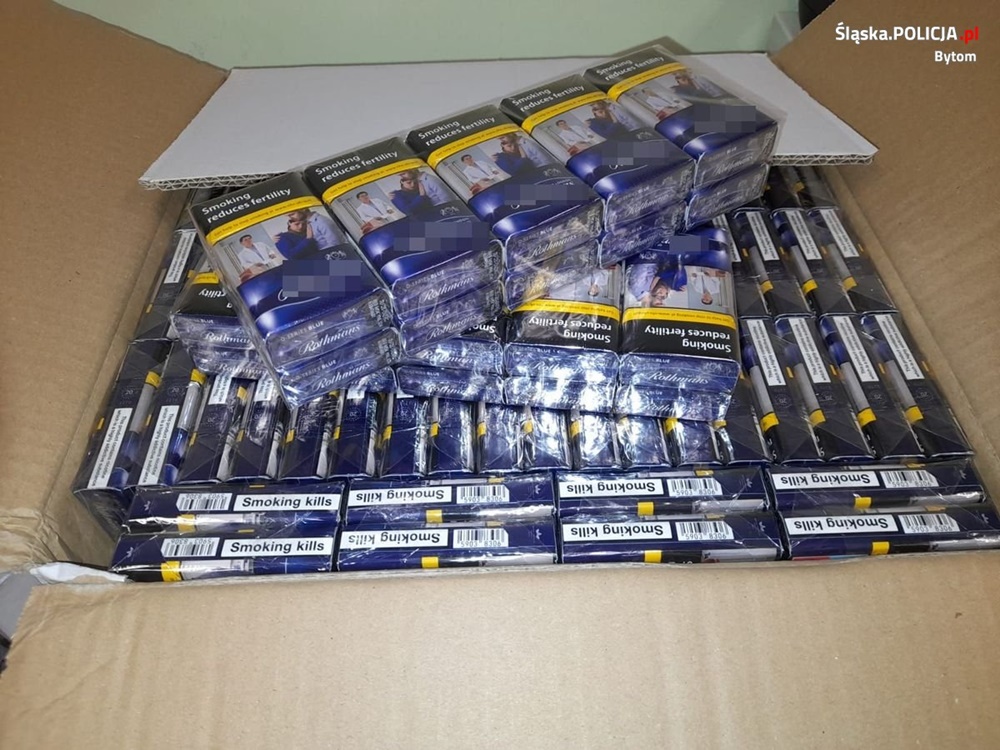 Papierosy bez akcyzy w rękach policjantów