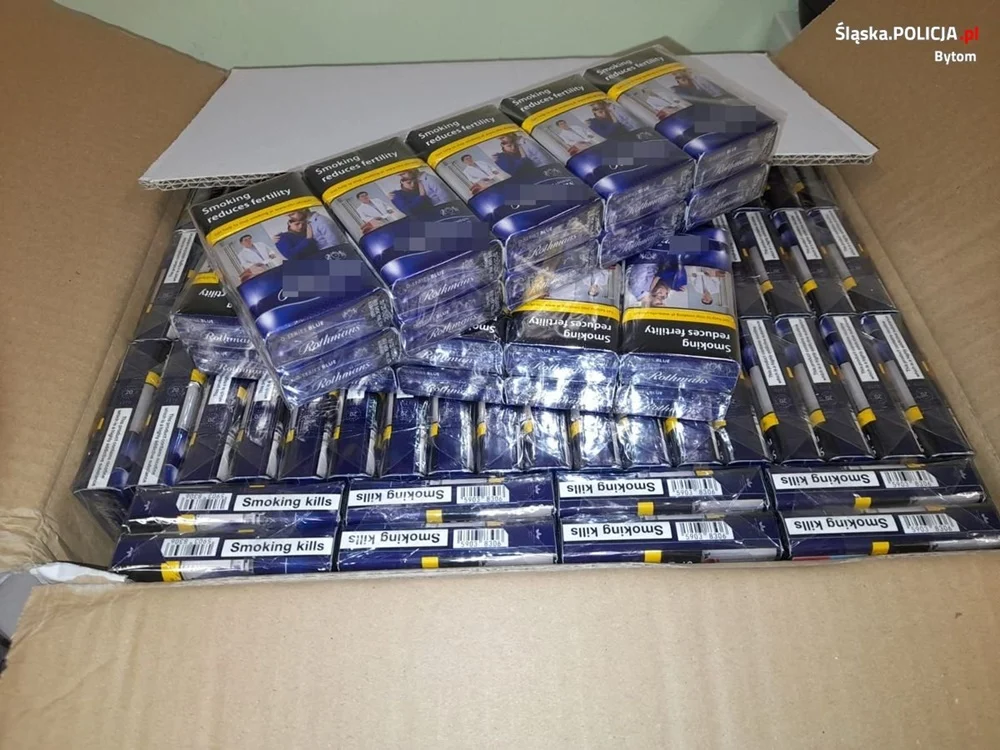 Papierosy bez akcyzy w rękach policjantów
