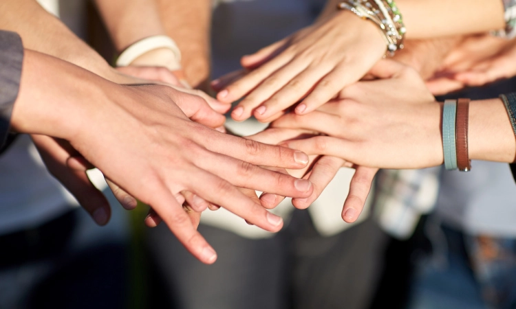 Pomocna dłoń dla dzieci i młodzieży