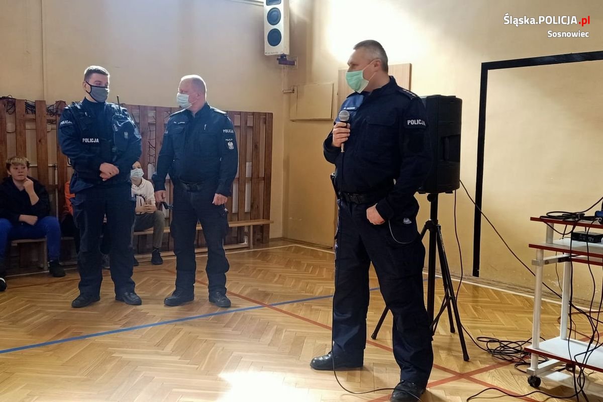 Dzielnicowi rozmawiali z młodzieżą o bezpieczeństwie