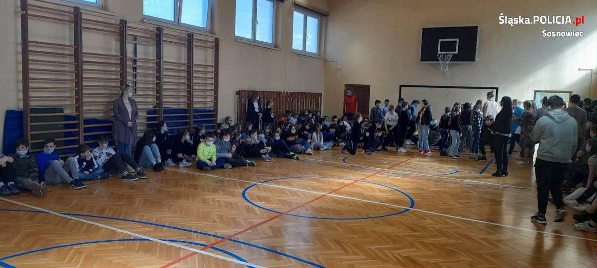 Dzielnicowi rozmawiali z młodzieżą o bezpieczeństwie