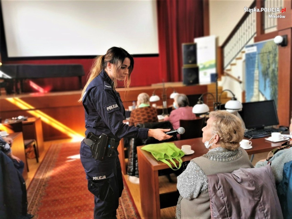 Policjantki na spotkaniu z cyklu "Zdrowo i bezpiecznie"