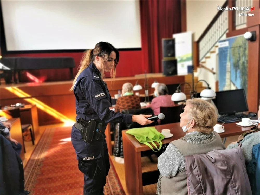 Policjantki na spotkaniu z cyklu "Zdrowo i bezpiecznie"