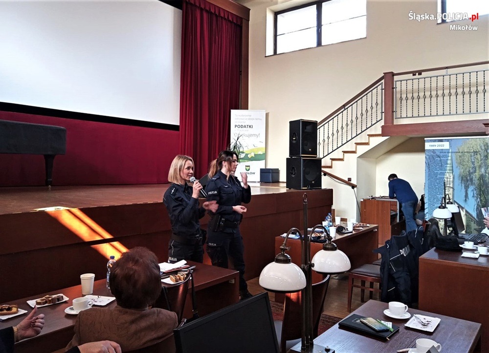 Policjantki na spotkaniu z cyklu "Zdrowo i bezpiecznie"