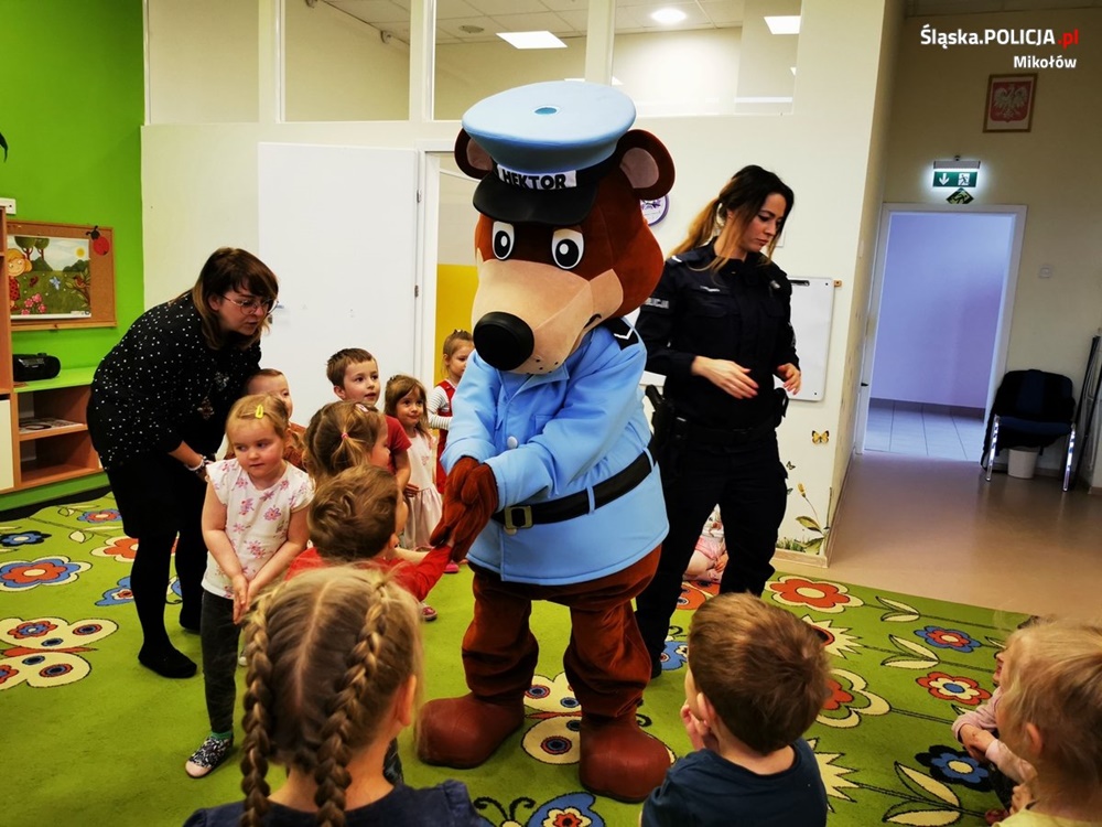 "Pomagamy i chronimy" - sierżant Hektor odwiedził mikołowskich przedszkolaków