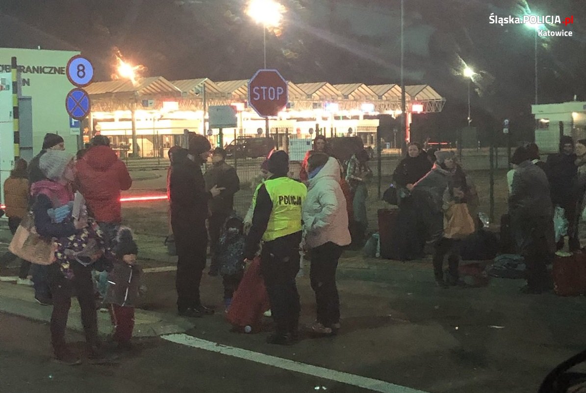 Katowiccy policjanci zorganizowali zbiórkę rzeczy potrzebnych dla uchodźców z Ukrainy 1