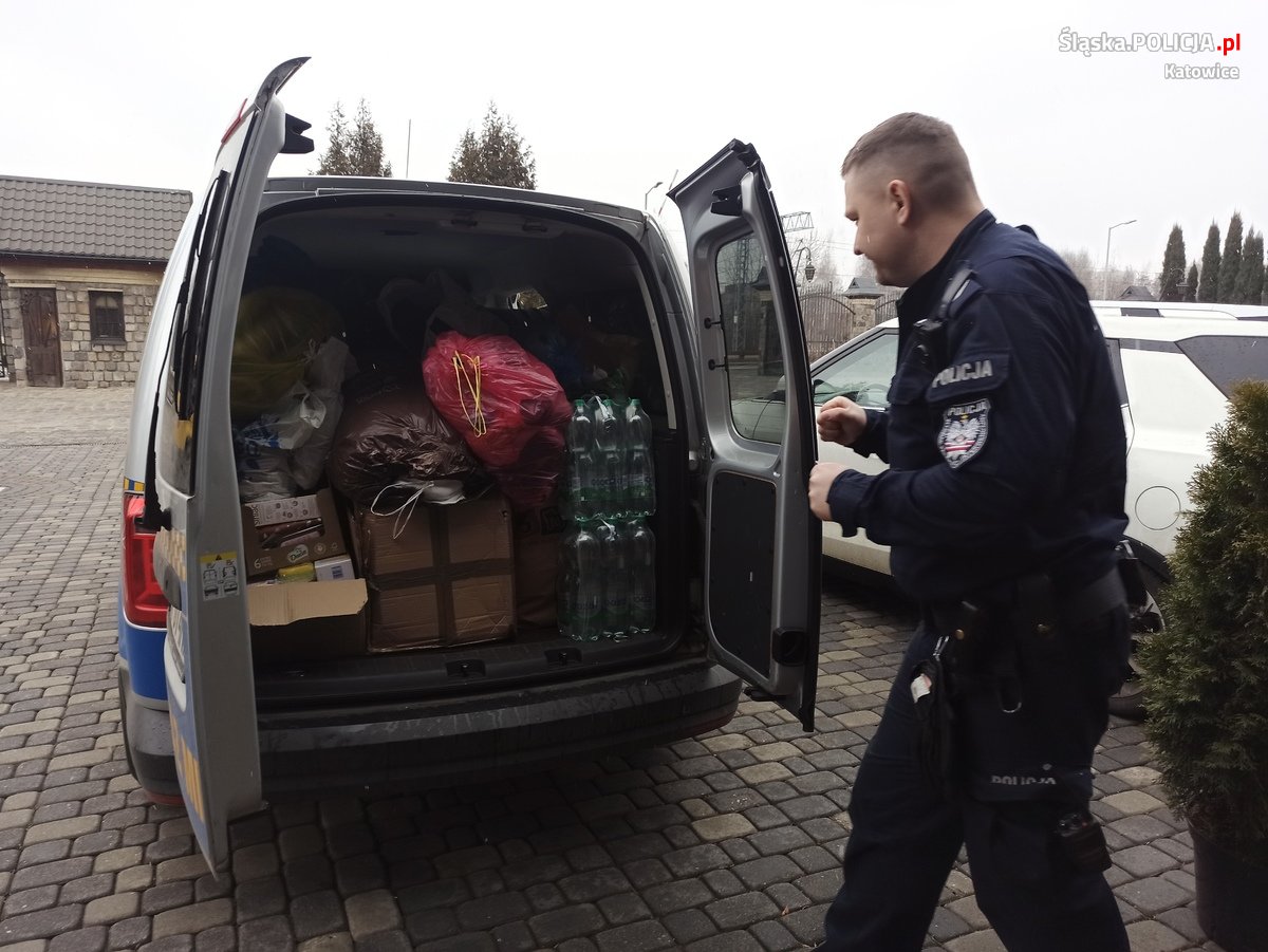 Katowiccy policjanci zorganizowali zbiórkę rzeczy potrzebnych dla uchodźców z Ukrainy 6
