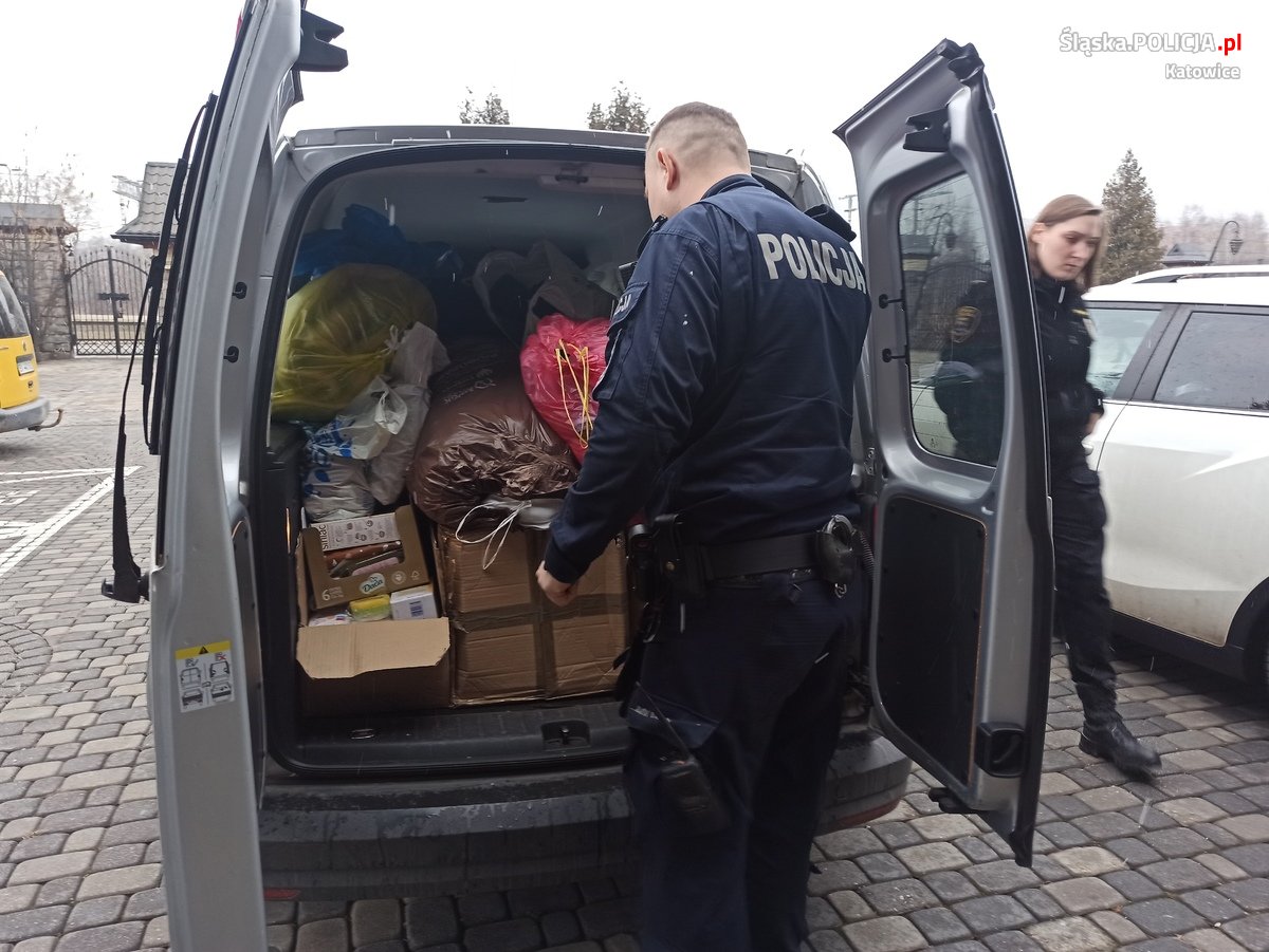 Katowiccy policjanci zorganizowali zbiórkę rzeczy potrzebnych dla uchodźców z Ukrainy 7