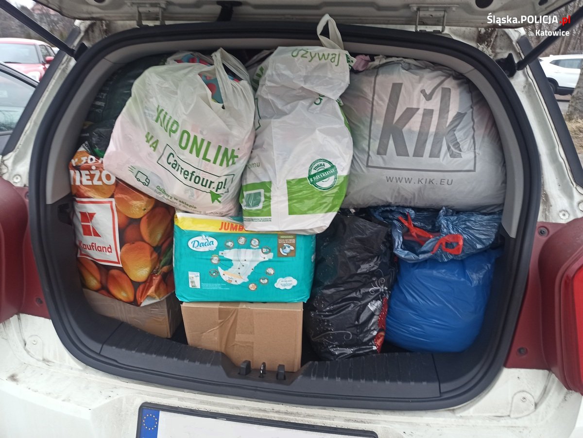 Katowiccy policjanci zorganizowali zbiórkę rzeczy potrzebnych dla uchodźców z Ukrainy 9