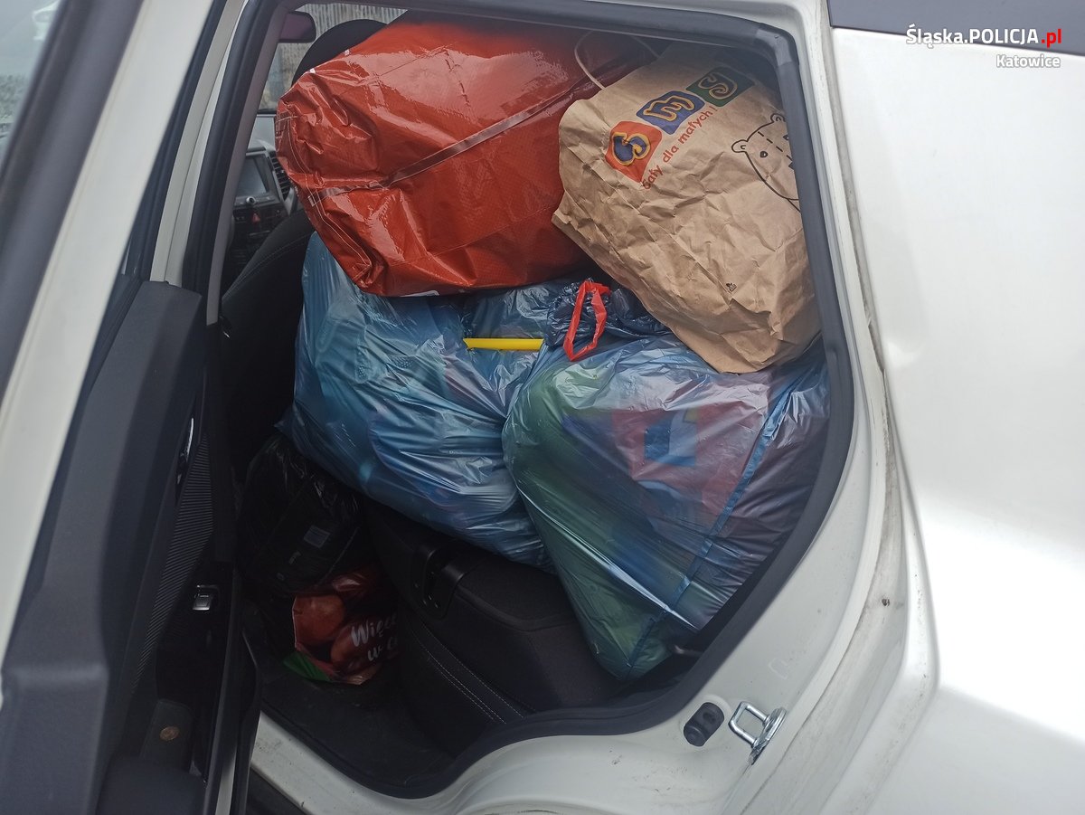 Katowiccy policjanci zorganizowali zbiórkę rzeczy potrzebnych dla uchodźców z Ukrainy 11