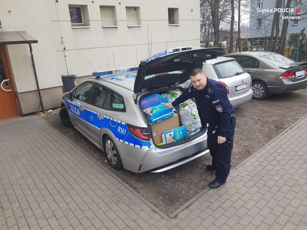 Katowiccy policjanci zorganizowali zbiórkę rzeczy potrzebnych dla uchodźców z Ukrainy 12