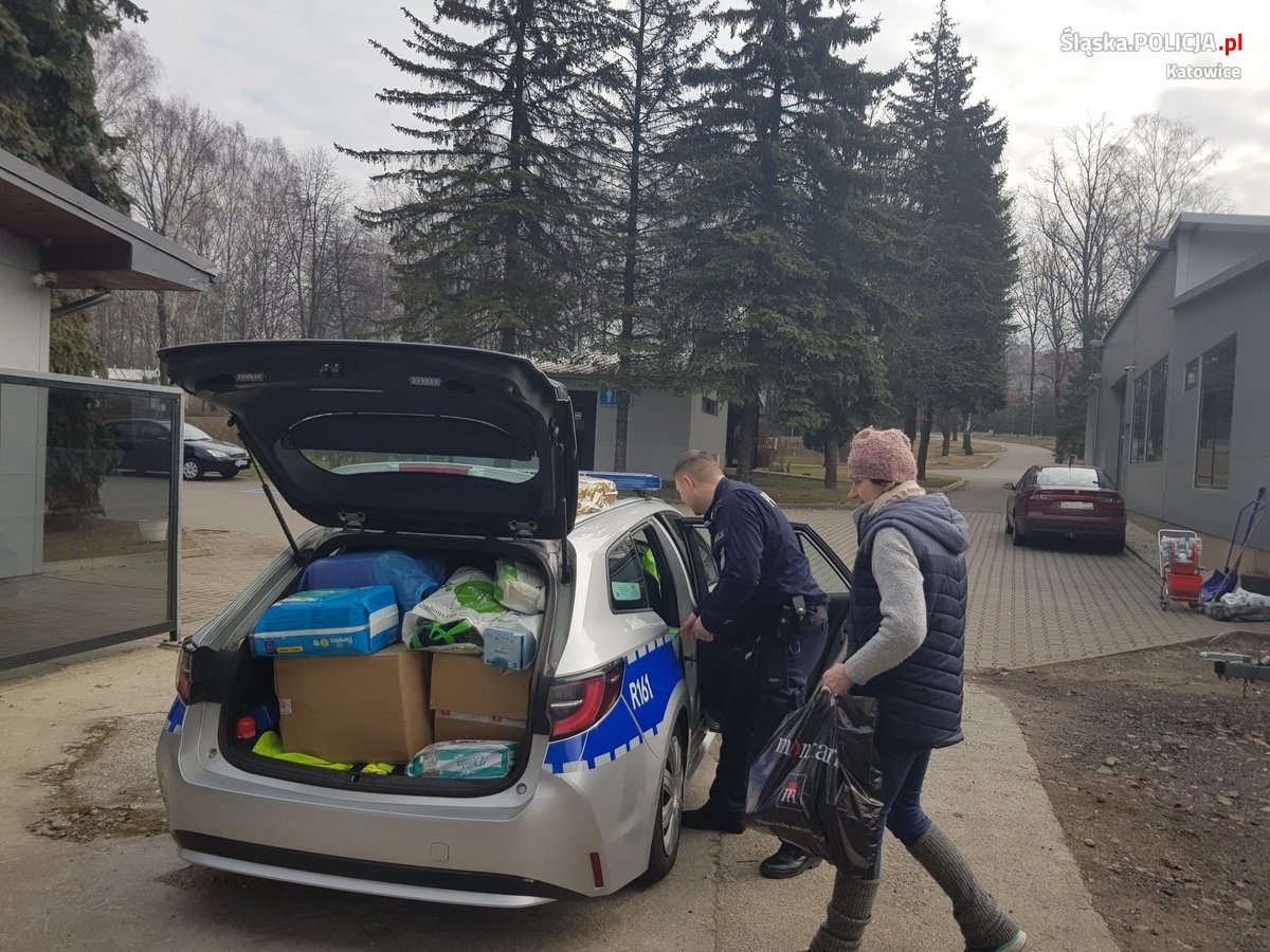 Katowiccy policjanci zorganizowali zbiórkę rzeczy potrzebnych dla uchodźców z Ukrainy 13