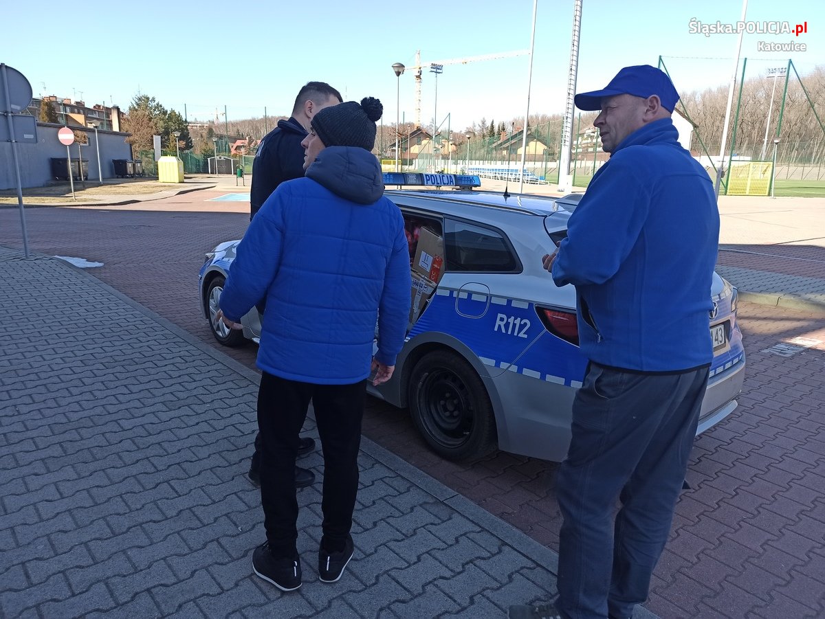 Katowiccy policjanci zorganizowali zbiórkę rzeczy potrzebnych dla uchodźców z Ukrainy 14