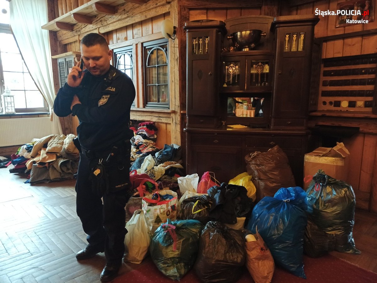 Katowiccy policjanci zorganizowali zbiórkę rzeczy potrzebnych dla uchodźców z Ukrainy 15