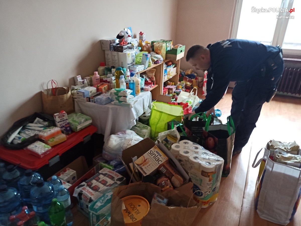 Katowiccy policjanci zorganizowali zbiórkę rzeczy potrzebnych dla uchodźców z Ukrainy 16