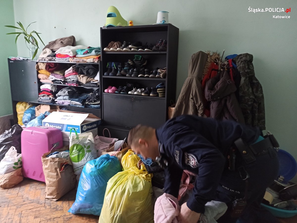 Katowiccy policjanci zorganizowali zbiórkę rzeczy potrzebnych dla uchodźców z Ukrainy 17