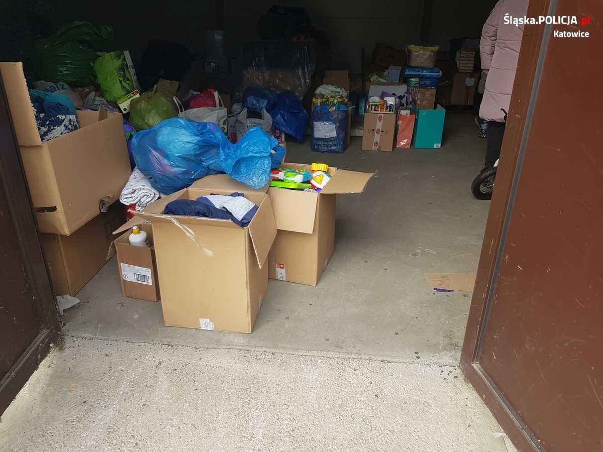 Katowiccy policjanci zorganizowali zbiórkę rzeczy potrzebnych dla uchodźców z Ukrainy 18