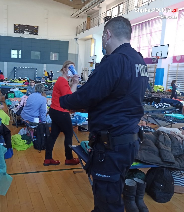 Katowiccy policjanci zorganizowali zbiórkę rzeczy potrzebnych dla uchodźców z Ukrainy 20
