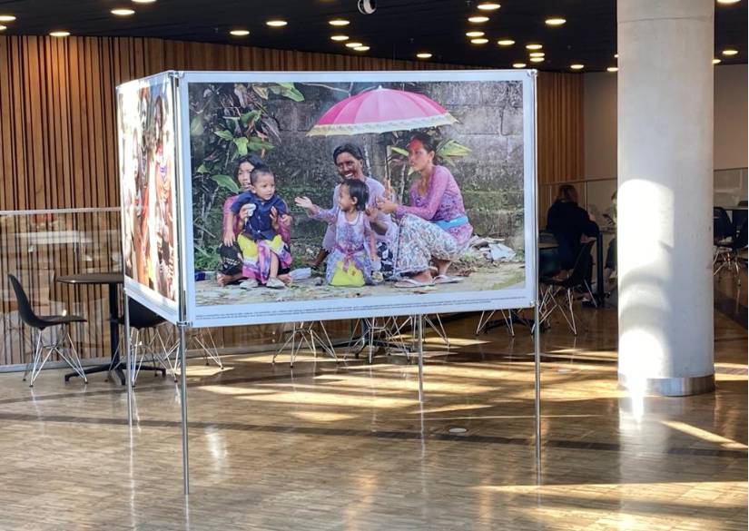 Wystawa Elżbiety Dzikowskiej zniknęła z dworca PKP. Co się z nią stało?