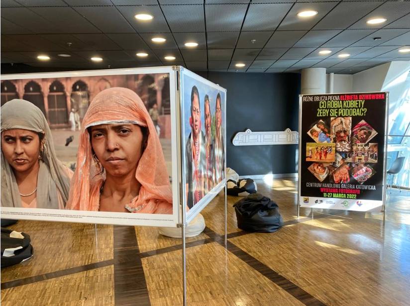 Wystawa Elżbiety Dzikowskiej zniknęła z dworca PKP. Co się z nią stało?