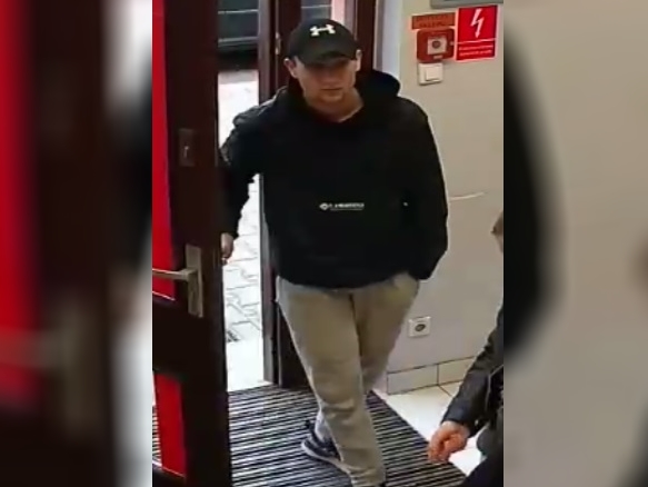 Policja publikuje wizerunek sprawcy kradzieży maszynek do golenia