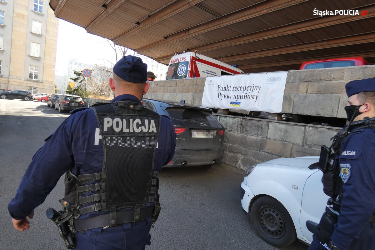 Policjanci dbają o bezpieczeństwo uchodźców 2