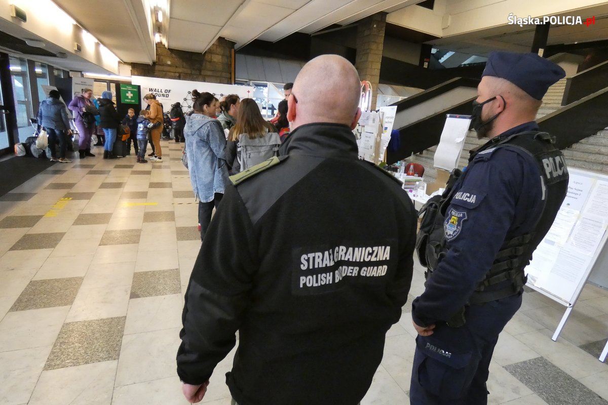 Policjanci dbają o bezpieczeństwo uchodźców 3