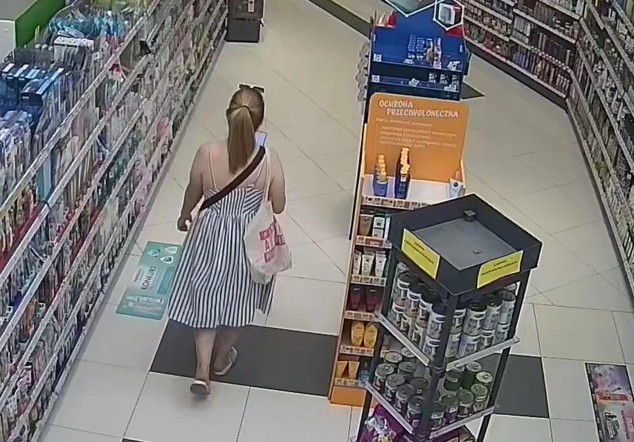 Kobieta podejrzana jest o kradzież kosmetyków. Policja poszukuje świadków