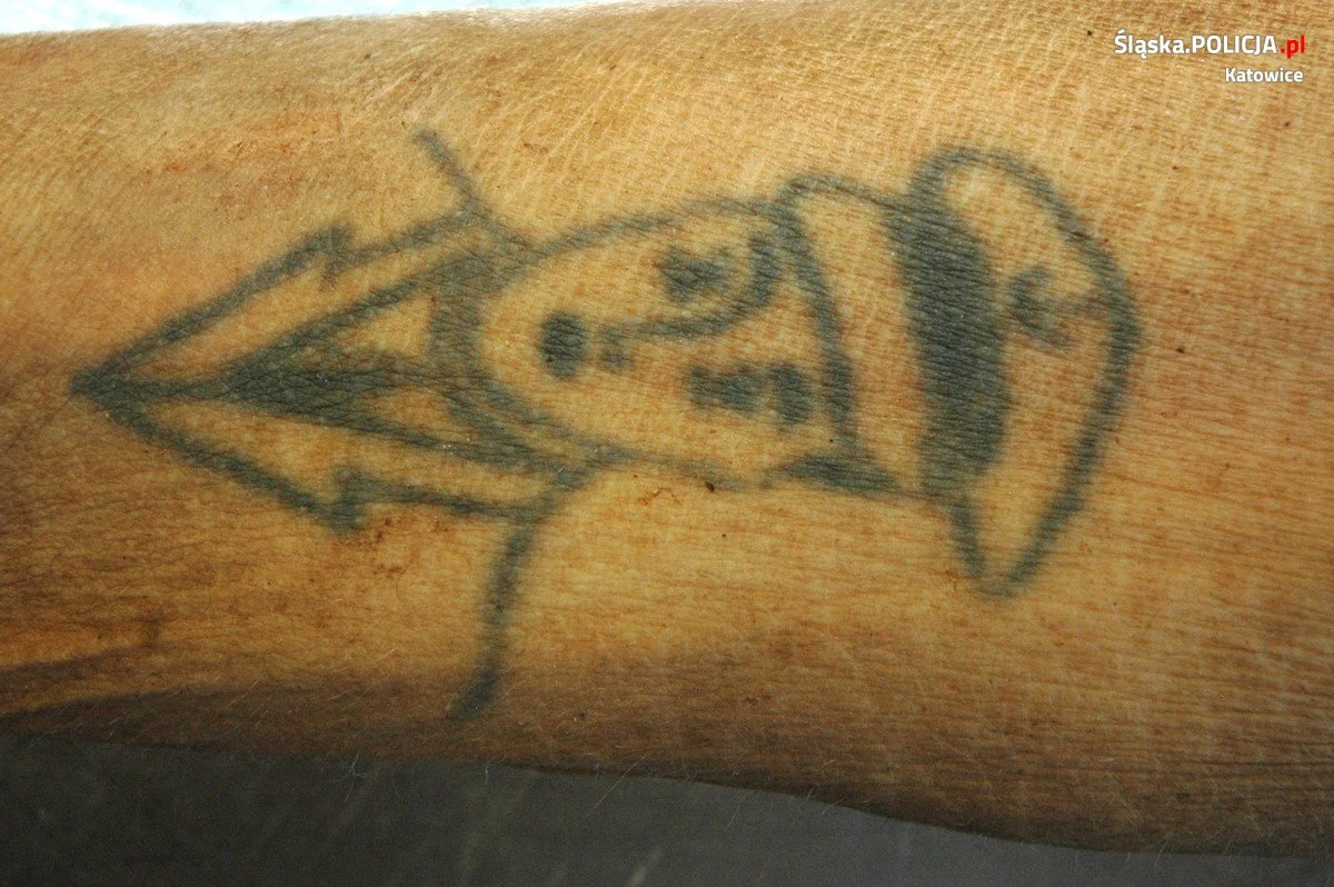 [Drastyczne zdjęcia] Ciało mężczyzny znaleziono na klatce schodowej. Rozpoznajesz go?