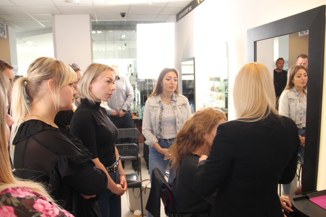 Wyposażenie salonu fryzjerskiego – poznaj niezbędne akcesoria!