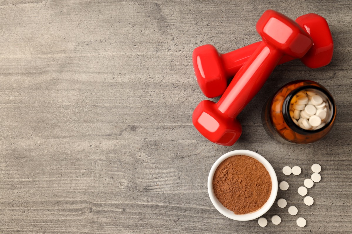 Kreatyna która nie zalewa wodą - czy to ma sens? Jak dawkować popularny suplement?