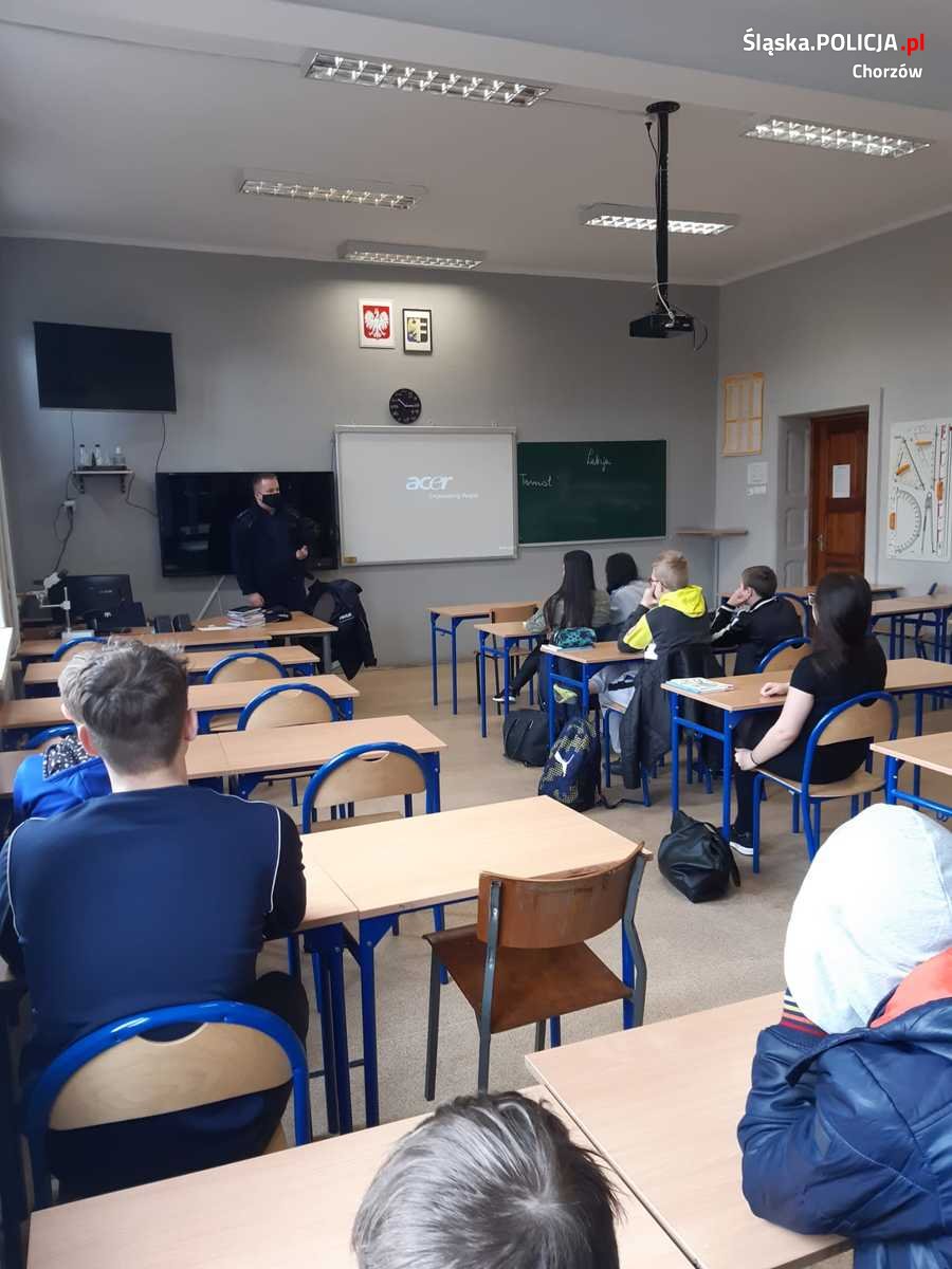 Policjanci rozmawiali z uczniami z chorzowskich szkół o cyberzagrożeniach
