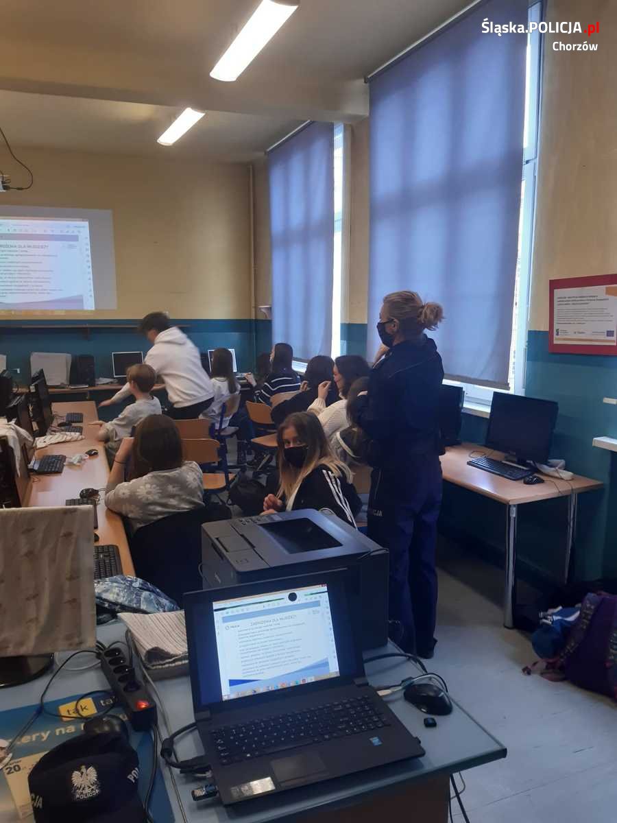 Policjanci rozmawiali z uczniami z chorzowskich szkół o cyberzagrożeniach