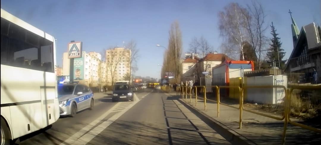 Autobus wjechał w ciężarówkę! Groźna kolizja w Chorzowie Batorym