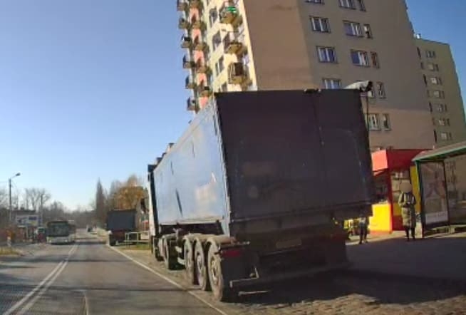 Autobus wjechał w ciężarówkę! Groźna kolizja w Chorzowie Batorym